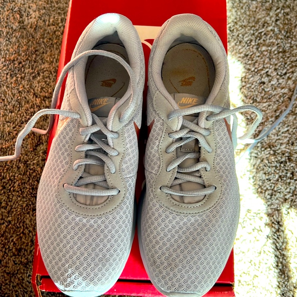 Nike Tanjun sneaker size 7 women's